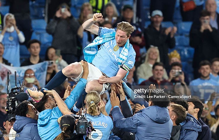 De Bruyne nghẹn ngào chia tay Man City sau 10 năm, HLV Guardiola bật khóc tri ân - 12