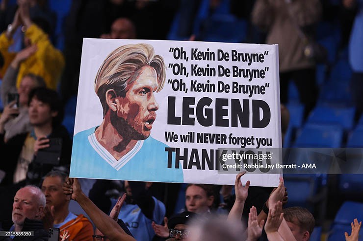 De Bruyne nghẹn ngào chia tay Man City sau 10 năm, HLV Guardiola bật khóc tri ân - 11