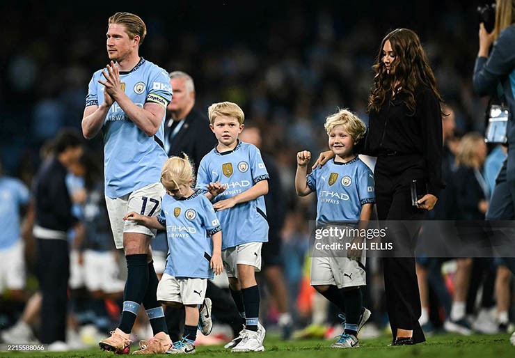 De Bruyne cùng gia đình trong lễ tri ân