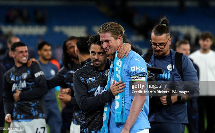 De Bruyne nghẹn ngào chia tay Man City sau 10 năm, HLV Guardiola bật khóc tri ân - 6