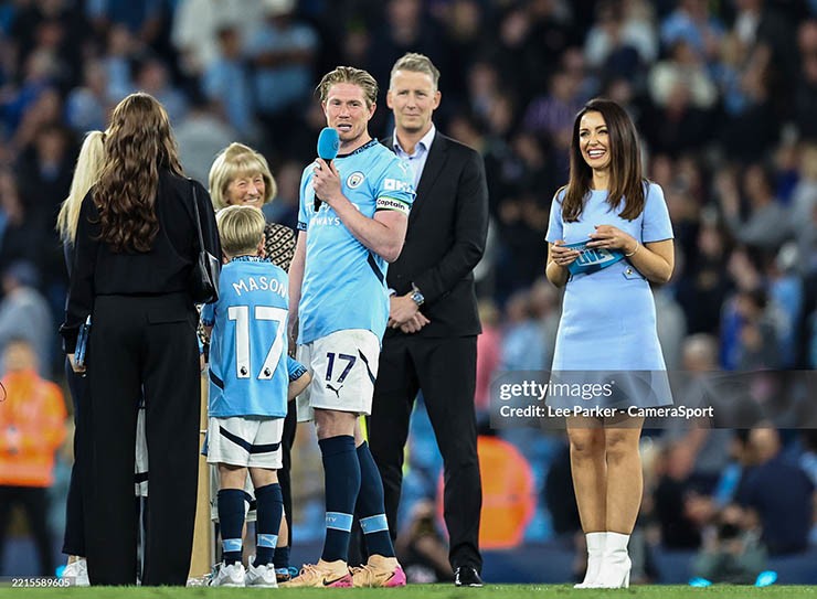De Bruyne dành nhiều tình cảm trong buổi lễ tri ân