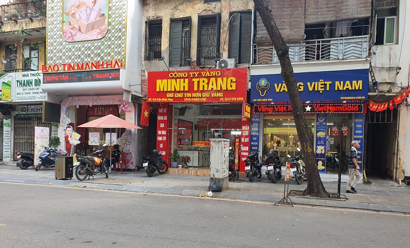Cả dãy phố Trần Nhân Tông chỉ có 2 cửa hàng vàng đông khách, còn lại khá vắng vẻ.