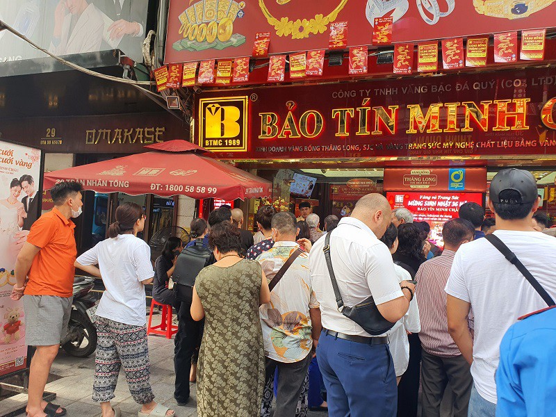 Khách chỉ đông vào trước và sau khi mở cửa buổi sáng khoảng một tiếng rồi thưa vắng dần.
