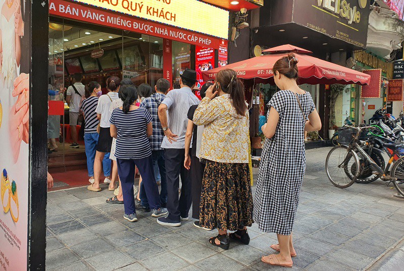 Cả dãy phố nhưng chỉ có 2 cửa hàng là đông khách, nhưng&nbsp;không còn cảnh xếp hàng dài xuống cả lòng đường như trước đây.