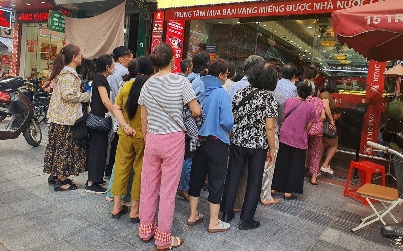 Thay vì vài tiếng chờ đợi mới mua được vàng, hôm nay khách chỉ cần 30 phút là có thể mua xong.
