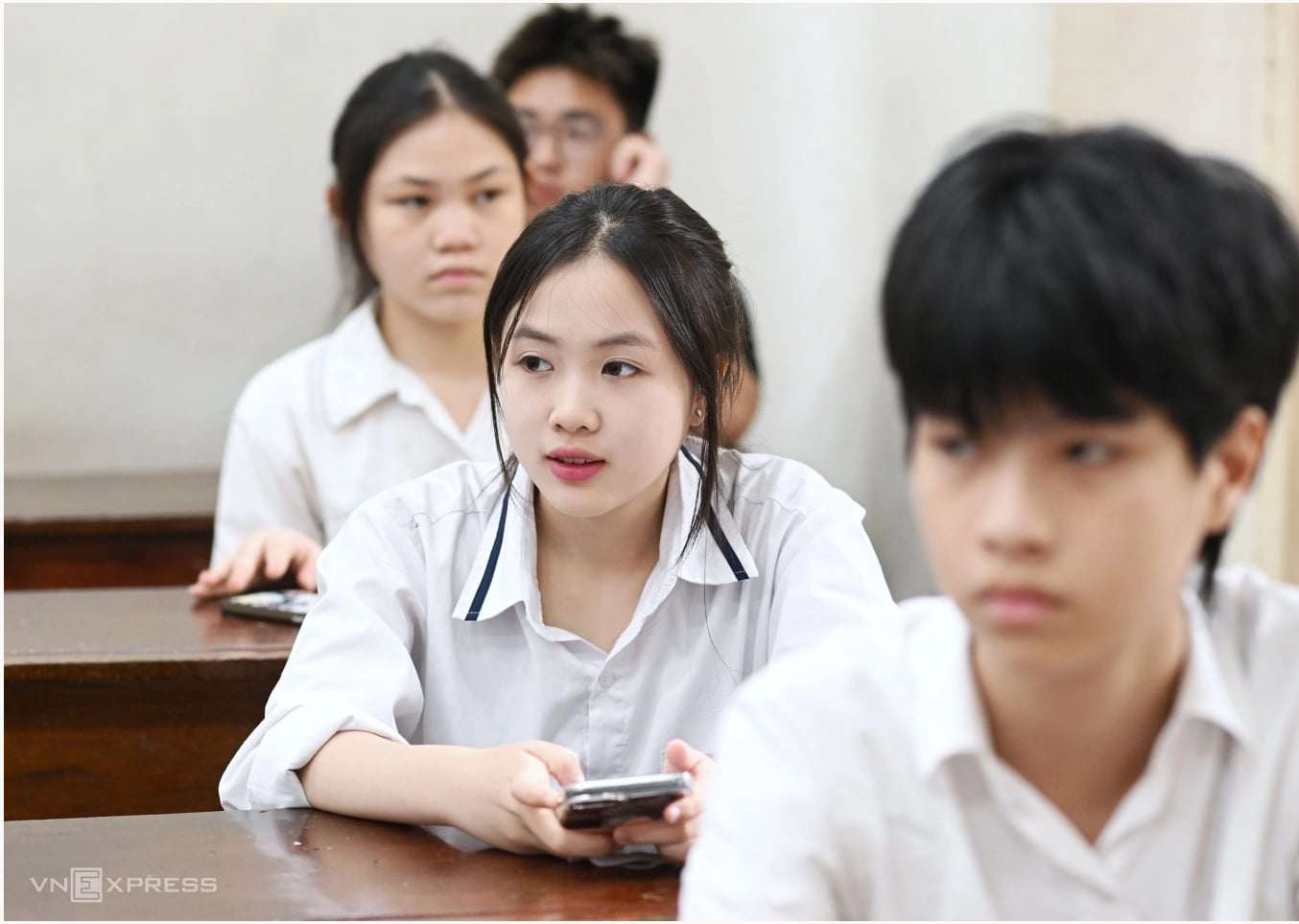 Thí sinh làm thủ tục dự thi vào lớp 10 ở Hà Nội năm 2024. Ảnh:&nbsp;Giang Huy