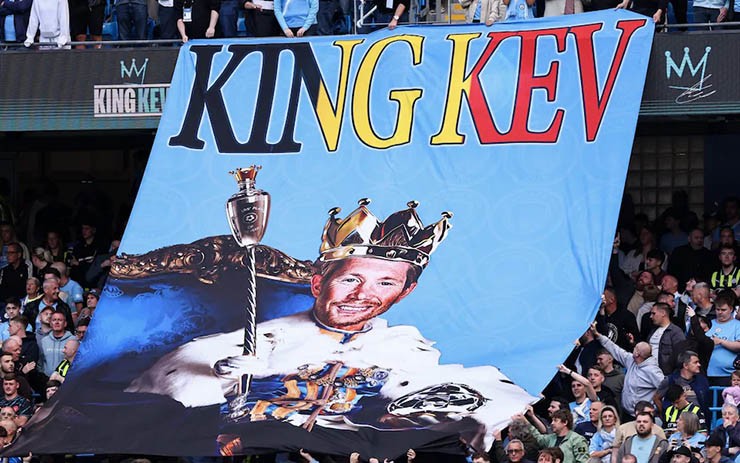 Các fan Man City gọi De Bruyne là "King Kev"