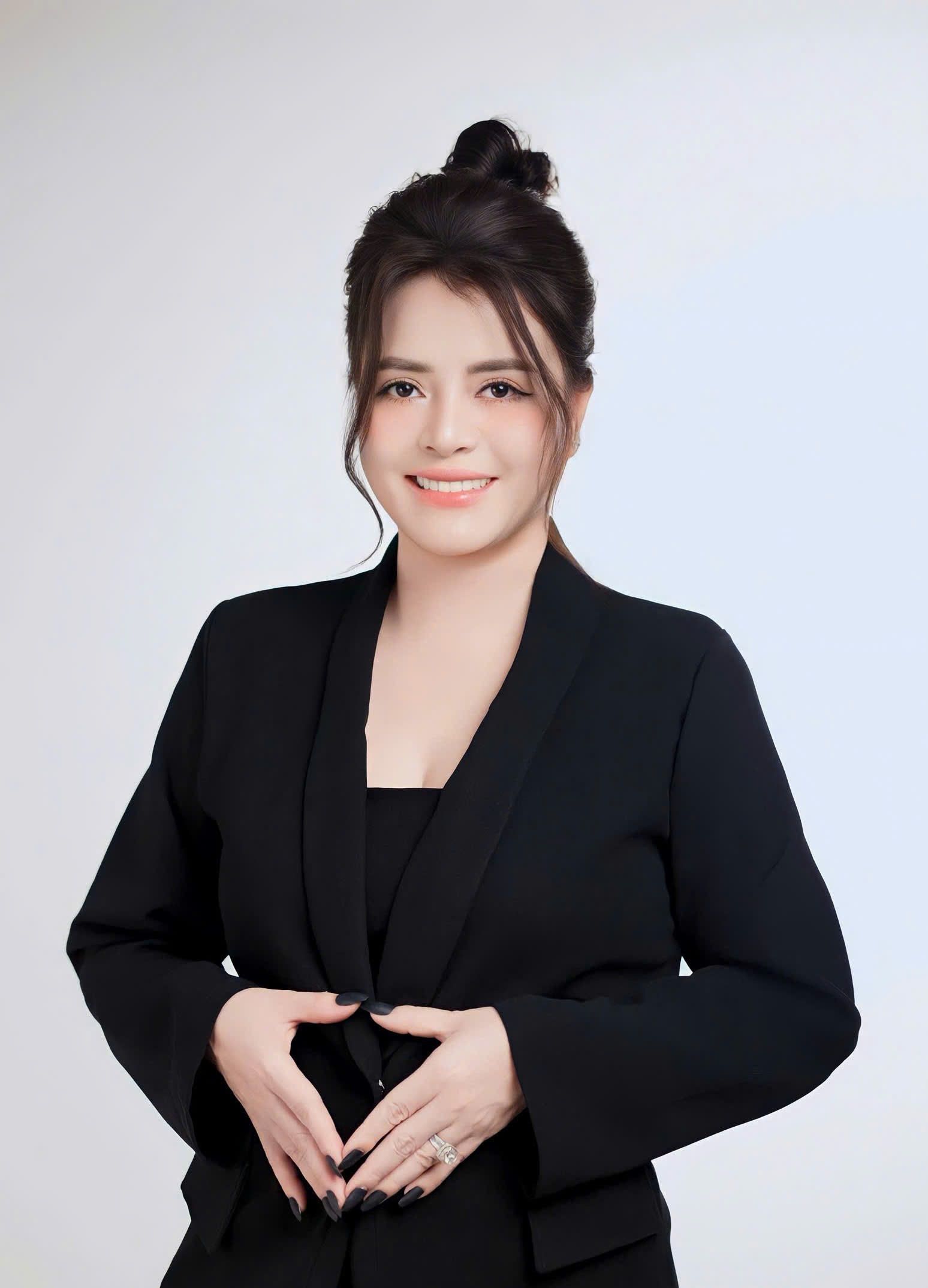 Nữ doanh nhân Vân Tuyết Misen, Tổng Giám đốc Công ty Cổ phần Tập đoàn Thương mại Rei Ka One Misen