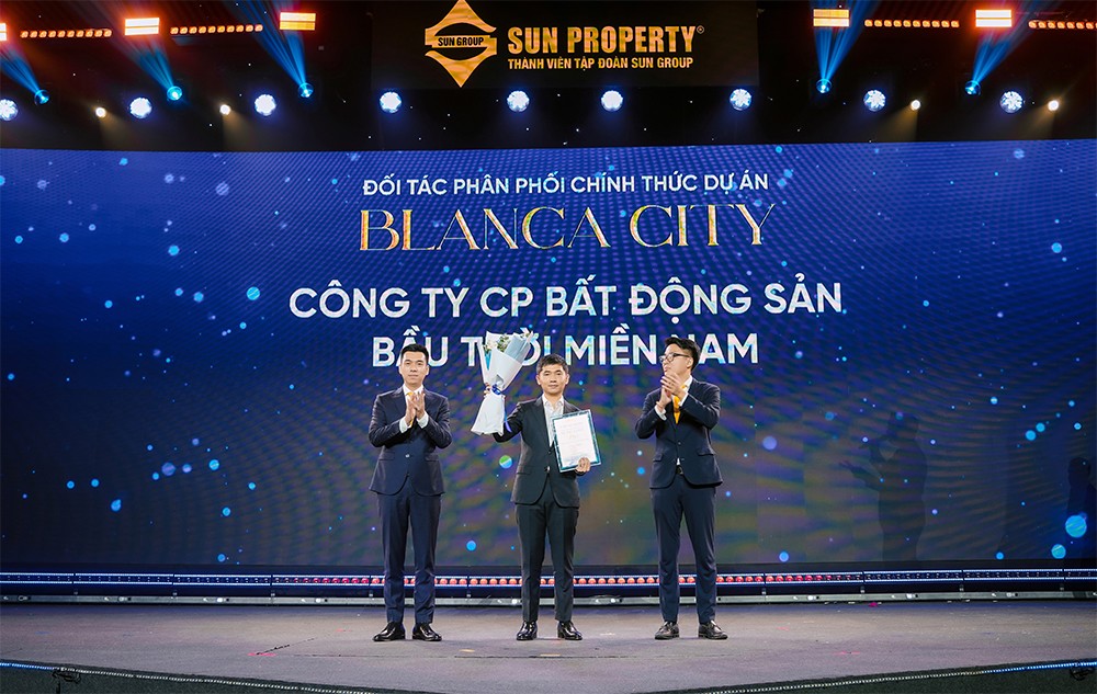 Ông Phạm Hồng Phúc - GĐ Sky Realty miền Nam lên nhận giấy chứng nhận đại lý phân phối chính thức dự án Blanca City.