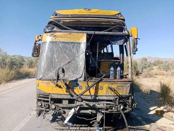 Xe bus chở học sinh hư hại nặng trong vụ đánh bom ở Pakistan (ảnh: Alamy)