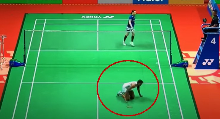 Sindhu (áo trắng) nhận thẻ đỏ, tương đương bị phạt 1 điểm vì đập vợt