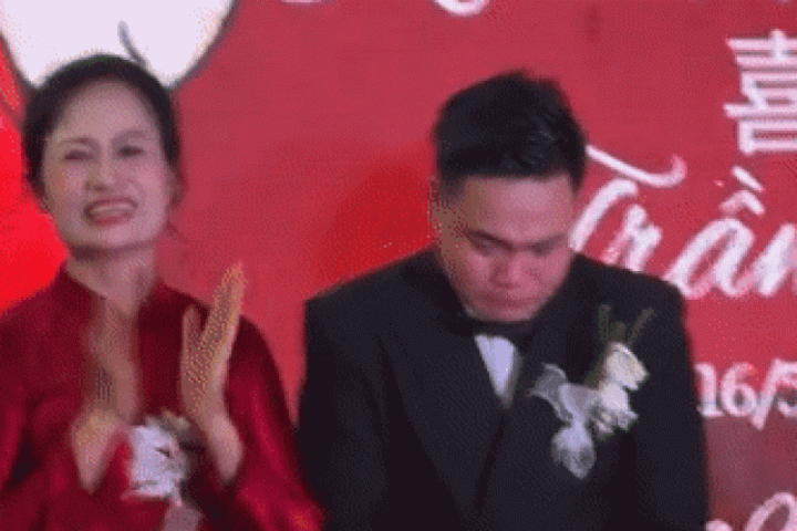 Chú rể Hà Nội bật khóc thành tiếng trong đám cưới và chuyện cảm động phía sau