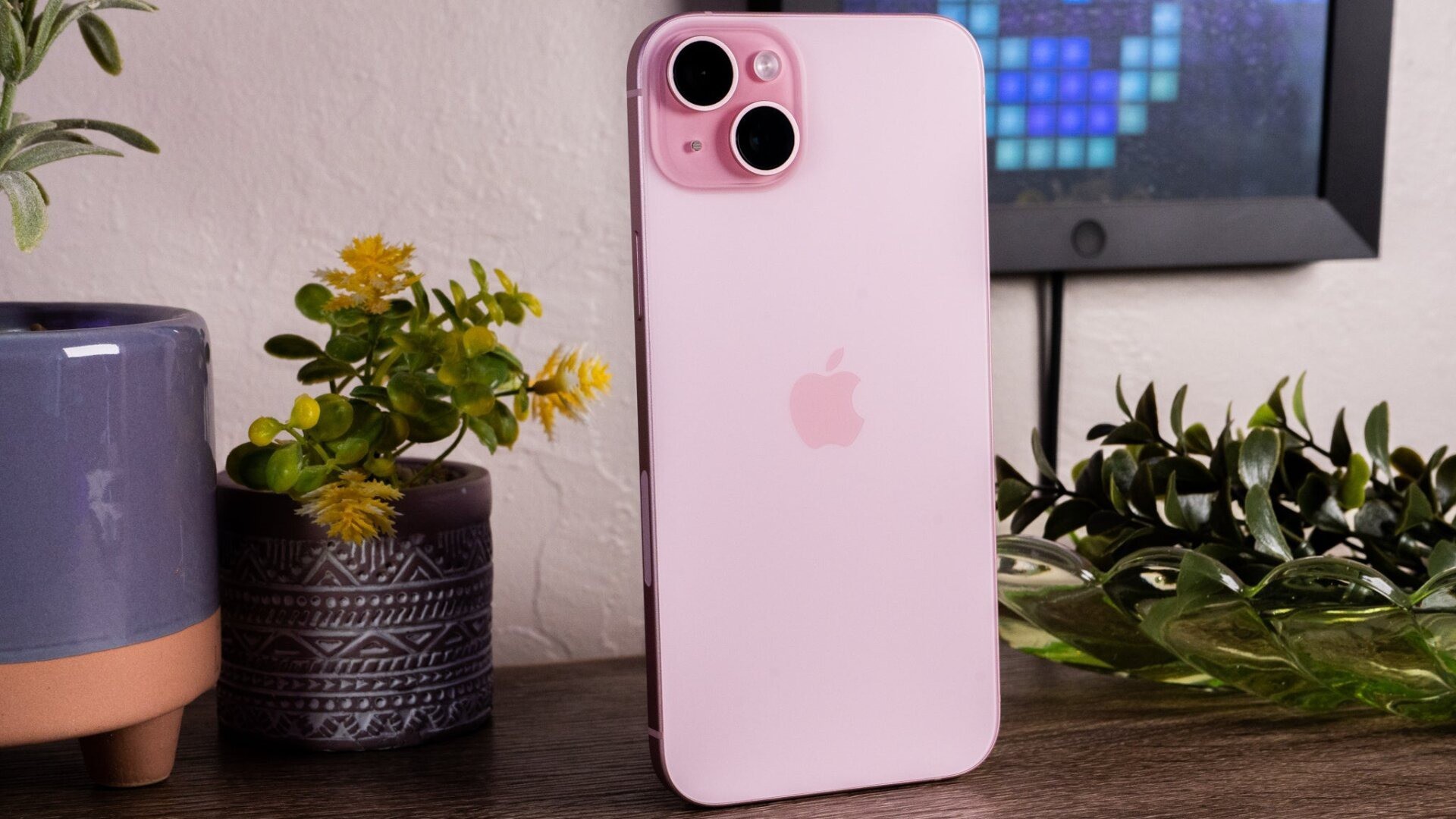 iPhone 15 có pin dung lượng 3.349 mAh đủ dùng cho một ngày bình thường.