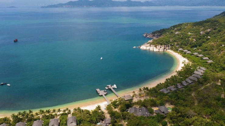 Cách trung tâm thành phố Nha Trang khoảng 60km, vịnh Ninh Vân thuộc bán đảo Hòn Hèo, được xem là một trong những vùng biển đẹp và còn giữ được nét hoang sơ bậc nhất Việt Nam. Ảnh Crystal Bay