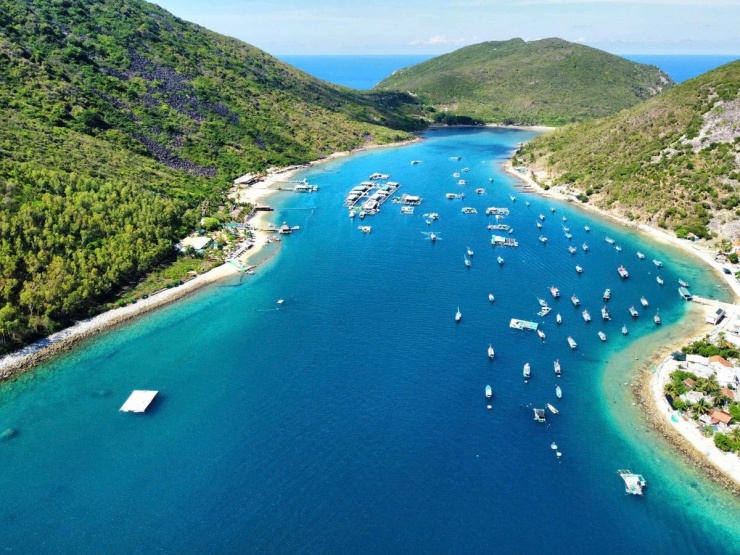 Ẩn mình nơi cuối cụm đảo Hòn Tre – phía xa của vịnh Nha Trang, Bích Đầm như một “nàng tiên xanh” dịu dàng giữa lòng biển cả. Ảnh Bá Duy