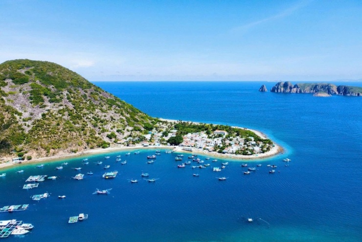 Không ồn ào như trung tâm thành phố, không đông đúc như những bãi biển nổi tiếng, đảo Bích Đầm mang đến một vẻ đẹp nguyên sơ, trong trẻo và đầy mê hoặc – khiến bất kỳ ai một lần ghé qua cũng phải lưu luyến chẳng muốn rời. Ảnh Bá Duy