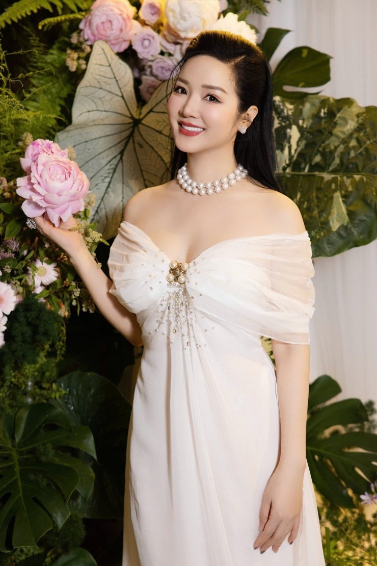 Nhiều ý kiến bày tỏ sự ngưỡng mộ trước vẻ đẹp không tuổi và sự táo bạo trong phong cách thời trang của Giáng My. Ảnh: FB Giang My Nguyen