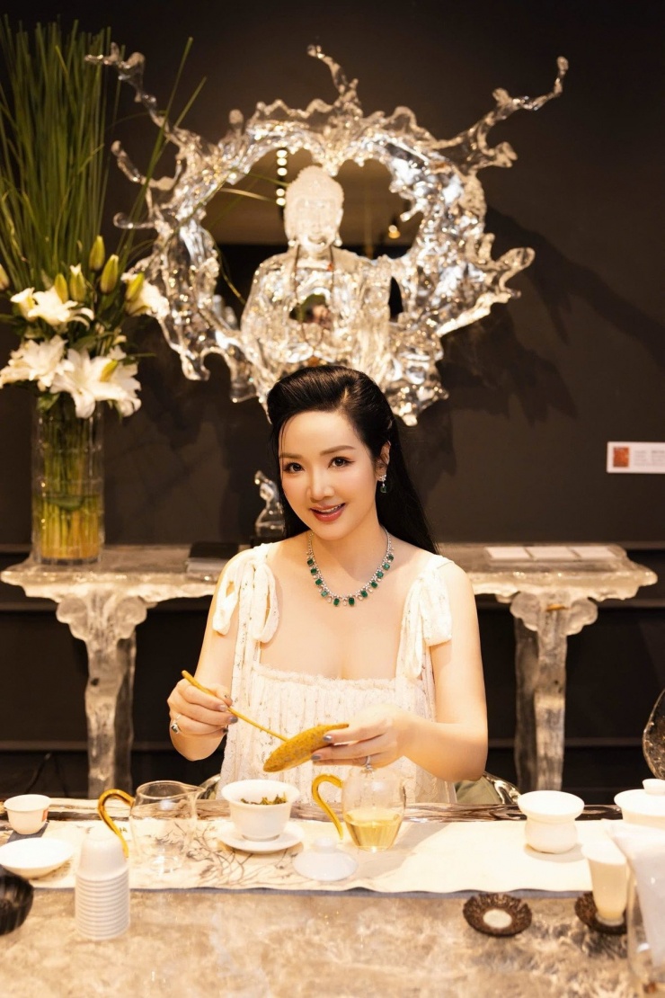 Ở tuổi 54, bà mẹ một con giữ được vóc dáng gọn gàng cùng làn da ít lão hóa, nhờ vậy không khó chinh phục các trang phục cắt xẻ. Ảnh: FB Giang My Nguyen