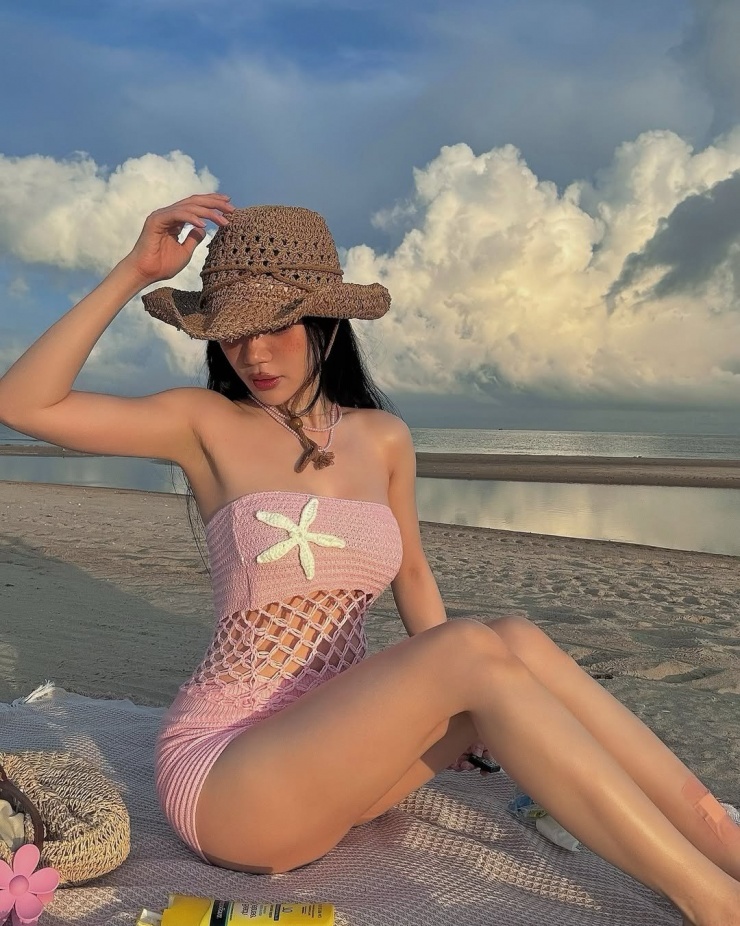 Mỗi lần xuất hiện là một lần gây chú ý, Sĩ Thanh tiếp tục chứng minh sức hút khó cưỡng khi tung loạt ảnh nóng bỏng tại bãi biển với thiết kế “lưới đánh cá” táo bạo, khiến người hâm mộ không khỏi xuýt xoa.