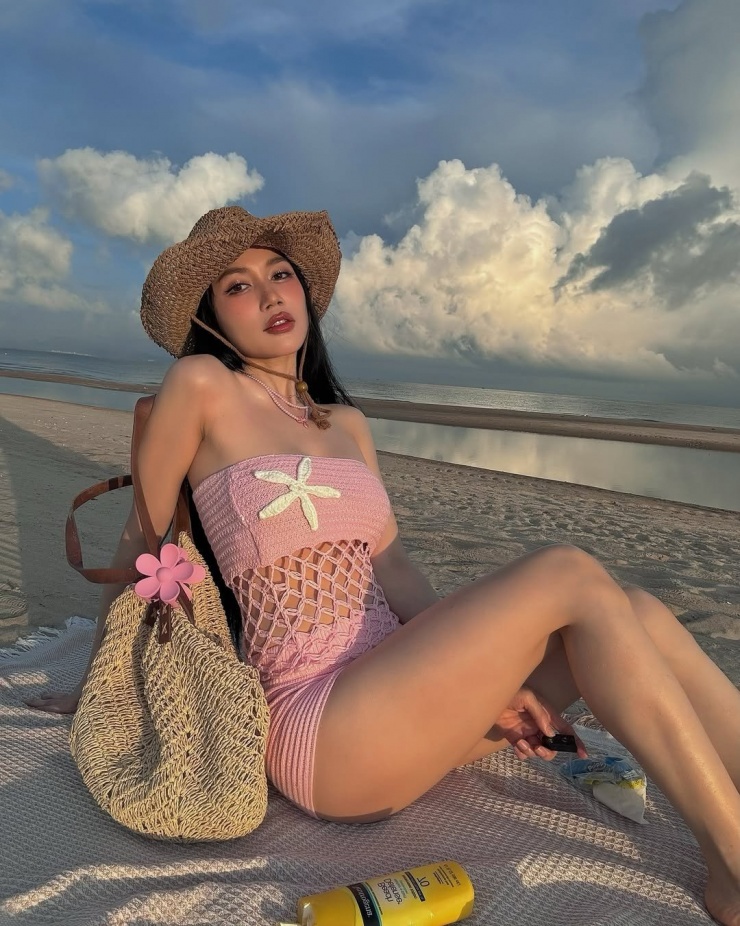 Không chỉ là ca sĩ, diễn viên, Sĩ Thanh còn được biết đến với vai trò fashionista khi thường xuyên “biến hóa” phong cách thời trang theo từng điểm đến. Dù là style năng động, thanh lịch hay táo bạo như lần này, cô luôn biết cách tạo dấu ấn riêng nhờ khả năng mix & match thông minh cùng vóc dáng không tuổi.
