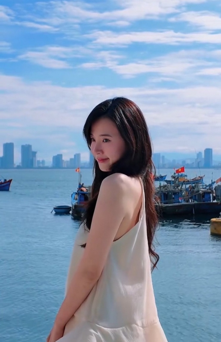 Chẳng cần phụ kiện, quần áo cầu kì nhưng nhan sắc của Midu đã làm bức ảnh "sáng bừng".