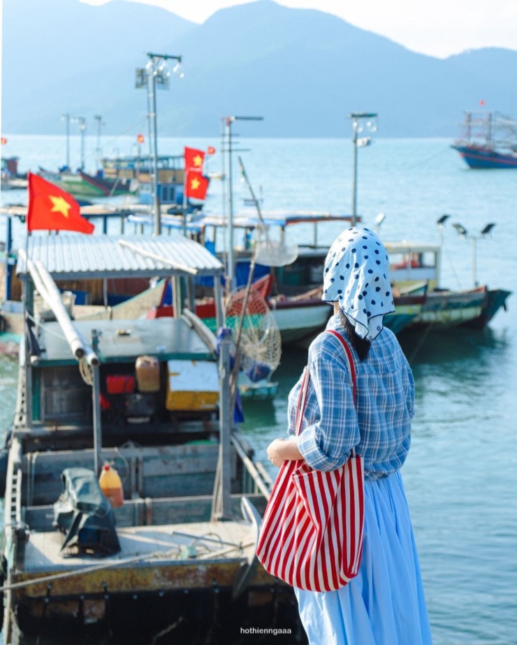 Đặt chân đến Quan Lạn, du khách sẽ bắt gặp những bãi biển dài cát trắng, nước trong veo như pha lê và không khí mát mẻ dễ chịu.