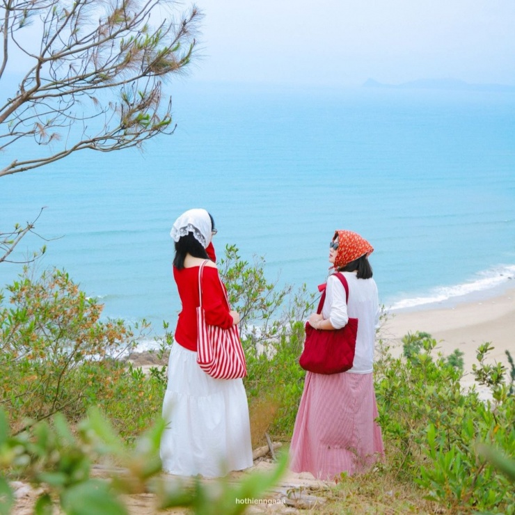Trong tiếng sóng biển rì rào, làn gió mang hương mặn mà của biển cả, và bầu trời trong vắt, Quan Lạn không chỉ là một điểm đến, mà còn là một khoảng lặng dịu dàng giữa những bộn bề thường nhật. Ảnh Hồ Thiên Nga
