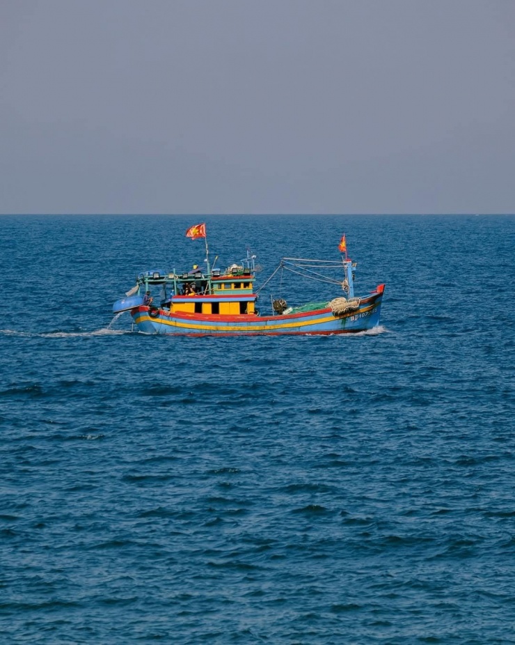 Kỳ Co nổi bật bởi làn nước biển xanh ngọc bích trong veo, bao quanh là những dải cát trắng trải dài, mịn màng. Đặc biệt, nước biển tại đây trong đến mức du khách có thể dễ dàng nhìn thấy đáy biển, những viên sỏi và đàn cá nhỏ bơi lượn. Ảnh Jonathan Phan