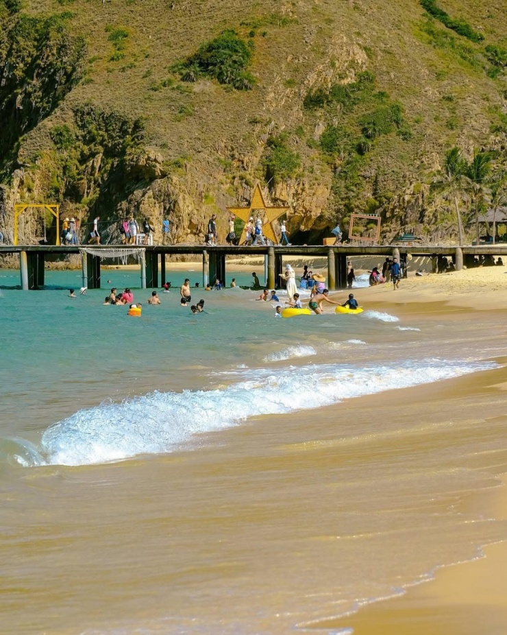 Làn sóng nhẹ nhàng vỗ về bờ cát, mang lại cảm giác thanh thản, dễ chịu, như một liều thuốc xoa dịu tâm hồn. Ảnh Jonathan Phan