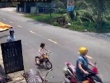 Camera ghi cảnh bé gái bị dụ dỗ, bắt cóc