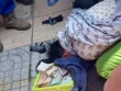 Người đàn ông mặc áo chống nắng xông vào ngân hàng cướp rổ tiền