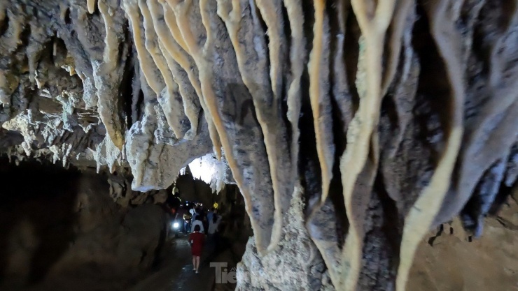Tên gọi "Ngườm Ngao" theo tiếng địa phương có nghĩa là "động hổ", do động này từng là nơi cư trú của nhiều loài động vật hoang dã, trong đó có hổ.