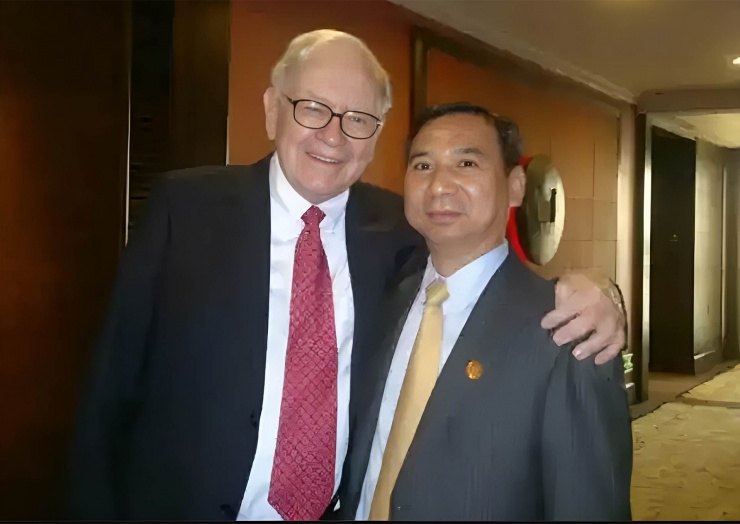 Lữ Hướng Dương chụp ảnh cùng Warren Buffett. Ảnh: Baidu