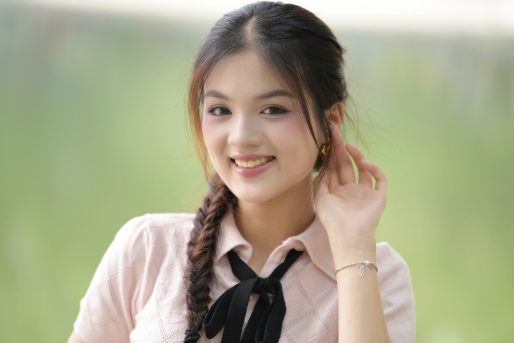Minh Thu kể tuổi thơ của cô gắn liền với những khó khăn, vất vả của bố mẹ, từ 2 bàn tay trắng gây dựng nên sự nghiệp ở nơi xứ xa. Cô chứng kiến bố mẹ vất vả mưu sinh, thậm chí là những giọt nước mắt.