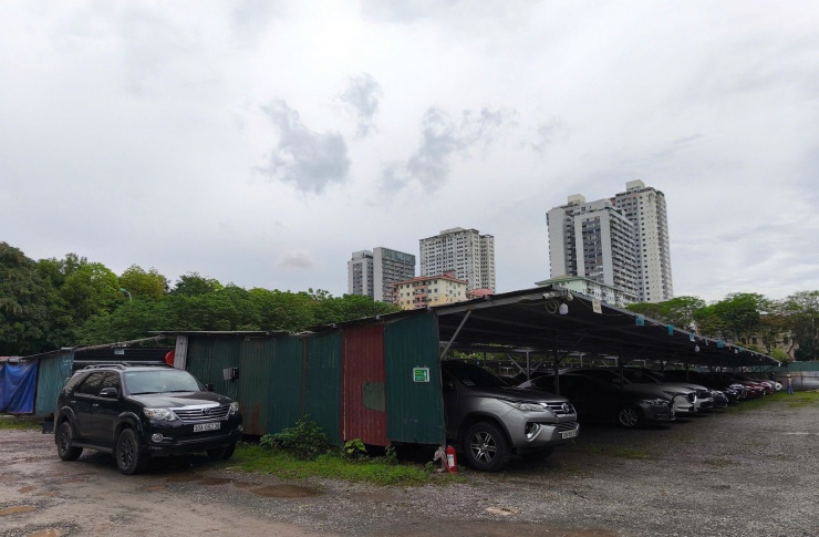 Đến chiều ngày 6/5, Nguyễn Mạnh Hà yêu cầu ông H. "gửi quà" dịp lễ 30/4 và 1/5 cho Bí thư Nguyễn Xuân Chinh và cá nhân Hà để tiếp tục tạo điều kiện cho bãi xe hoạt động.