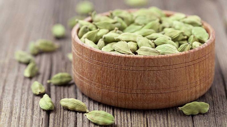 Bạch đậu khấu là một loại gia vị thuộc họ gừng. Loại cây này còn có các tên gọi khác như bạch khấu xác, bà khấu, đới xác khấu, xác khấu... 
