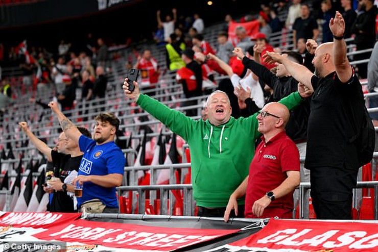Tin nóng MU đấu Tottenham, chung kết Europa League: Fan "hâm nóng" bầu không khí trên khán đài - 2
