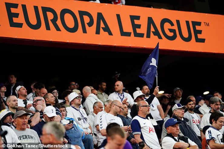 Tin nóng MU đấu Tottenham, chung kết Europa League: Fan "hâm nóng" bầu không khí trên khán đài - 3