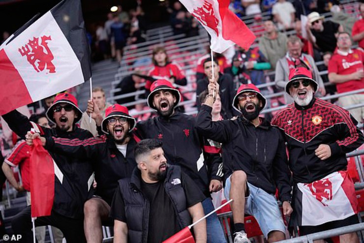 Tin nóng MU đấu Tottenham, chung kết Europa League: Fan "hâm nóng" bầu không khí trên khán đài - 4