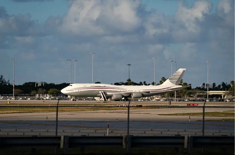 Máy bay Boeing 747-8 của Qatar tại Sân bay quốc tế Palm Beach (Florida) sau khi Tổng thống Trump tham quan máy bay vào tháng 2. Ảnh: THE NEW YORK TIMES