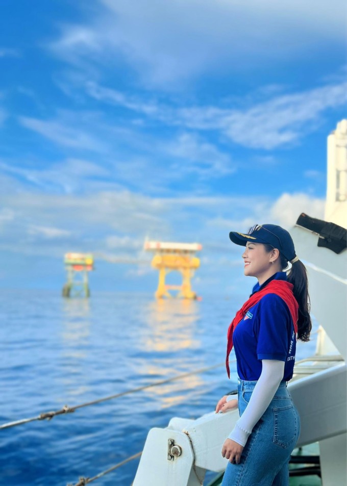 Thu Quỳnh trong chuyến công tác tại Trường Sa gần đây.