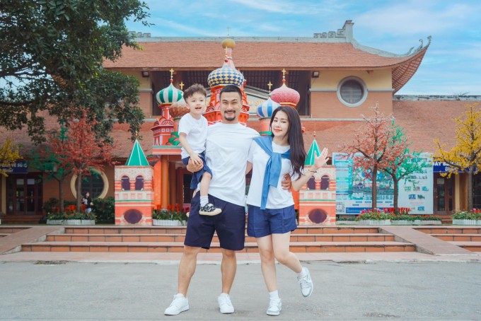 Duy Hưng bên vợ con trong một chuyến đi chơi năm 2024. Ảnh: Nhân vật cung cấp