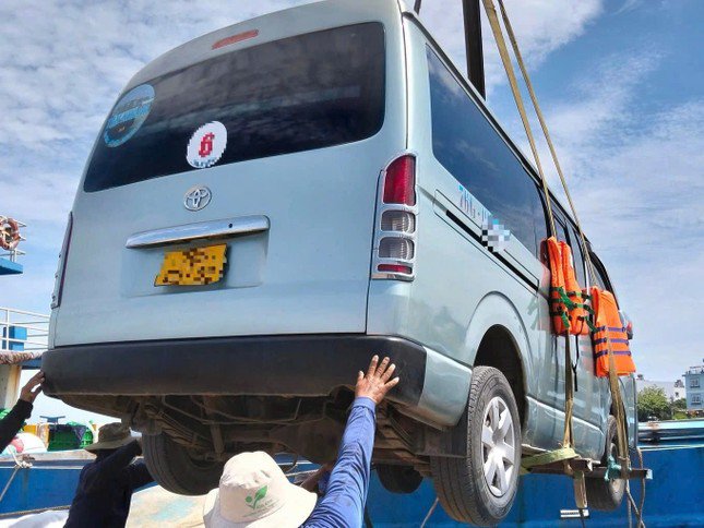 Người dân đảo Lý Sơn thuê tàu đưa ô tô vào đất liền kiểm định.