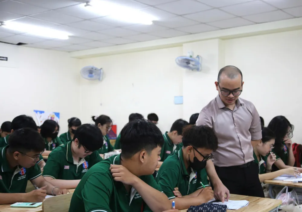 Các trường học đang gấp rút để tổ chức kỳ thi thử tốt nghiệp THPT vào đầu tuần sau. Trong ảnh, một giờ học của học sinh lớp 12 Trường THPT Trần Nhân Tông, quận Bình Tân. Ảnh: TRẦN MINH