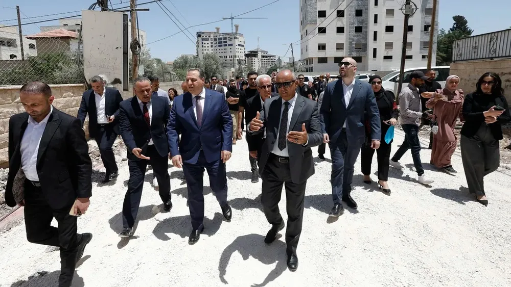 Các thành viên của phái đoàn ngoại giao từ Liên minh châu Âu trong chuyến thăm TP Jenin ở Bờ Tây ngày 21-5. Ảnh: AFP