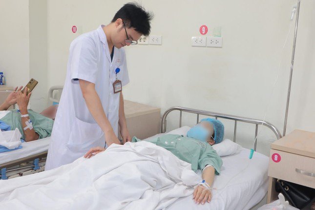 Bác sĩ kiểm tra tình trạng bệnh nhân sau mổ.