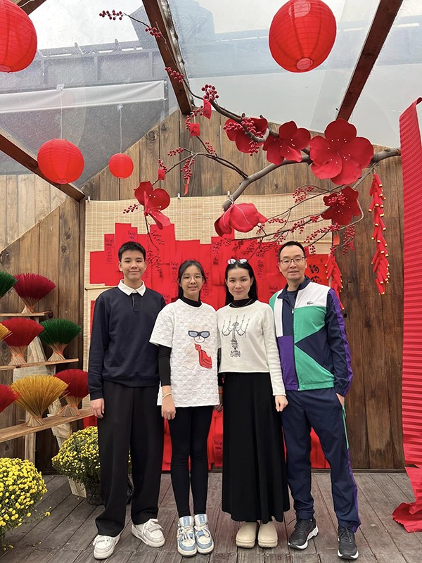 Cũng từ đây, người đẹp quyết định chuyển ra Hà Nội sinh sống cùng gia đình chồng. Dù là người gốc Bắc nhưng Thùy Lâm sinh sống nhiều ở miền Nam nên khi ra Hà Nội cô có nhiều lạ lẫm. Nhưng nhờ có mẹ chồng giúp đỡ, người đẹp "Tây Sơn hào kiệt" đã bớt lúng túng và hòa nhập nhanh với cuộc sống ở gia đình chồng.