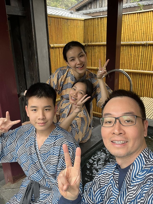 Nói về bí quyết con có chiều cao khủng, Hoa hậu Thùy Lâm cho biết yếu tố quan trọng nhất chính là dinh dưỡng. Theo người đẹp, hai con từ nhỏ không kén ăn, "bố mẹ ăn gì thì con ăn nấy" và có thể ăn cả đồ Âu lẫn đồ Á. Điều đặc biệt nhất trong dinh dưỡng của Su và Mon là cả hai luôn uống một cốc sữa vào bữa sáng từ khi còn nhỏ. "Thói quen uống sữa hàng ngày giúp các con có đủ canxi để tăng chiều cao", Thùy Lâm nói.
