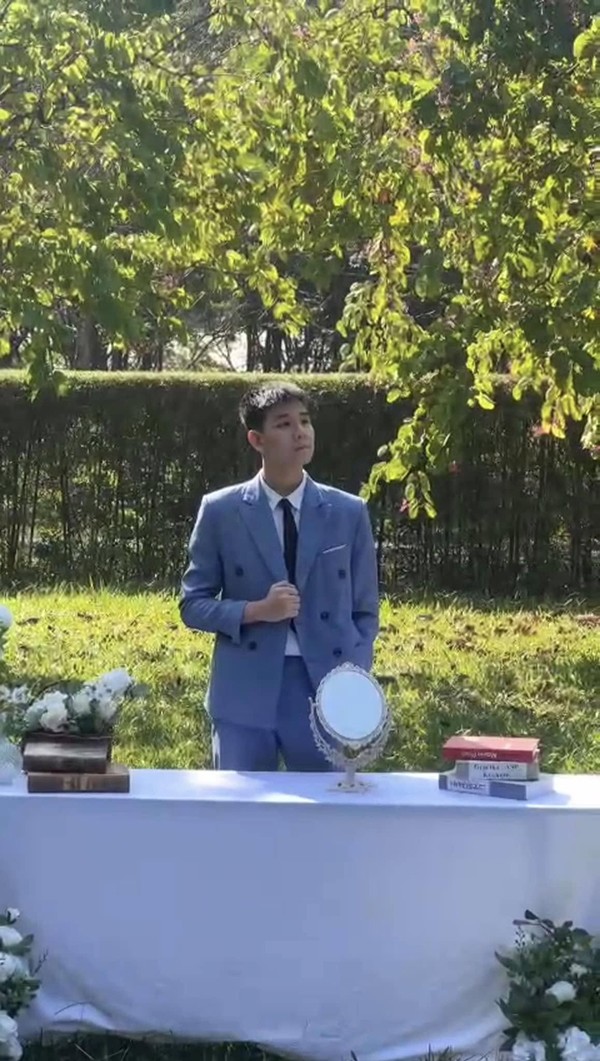 Ngoài dinh dưỡng, con trai con gái nhà Hoa hậu Thùy Lâm đều chăm chỉ vận động từ nhỏ nhờ ảnh hưởng từ bố. Su mới 14 tuổi nhưng thường xuyên đi gym cùng bố vào mỗi cuối tuần. Người đẹp cho rằng việc chơi thể thao giúp các con giải phóng năng lượng, kích thích sự phát triển chiều cao. Trong ảnh là Su, hiện đang du học, có vóc dáng cao ráo, khôi ngôi.