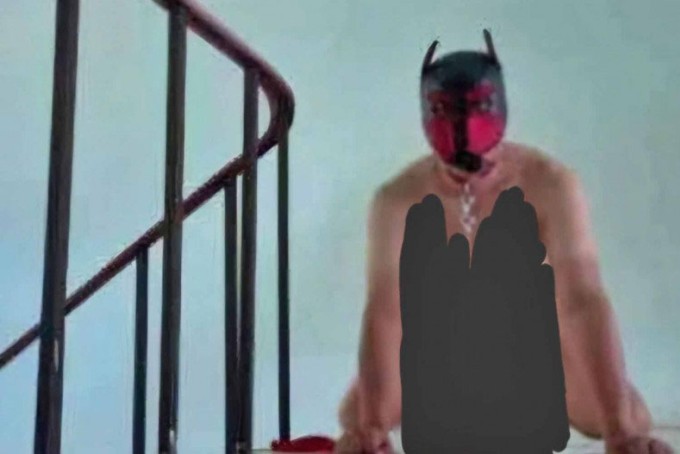 Người đàn ông đeo mặt nạ Batman, khỏa thân trong trường học. Ảnh cắt từ video